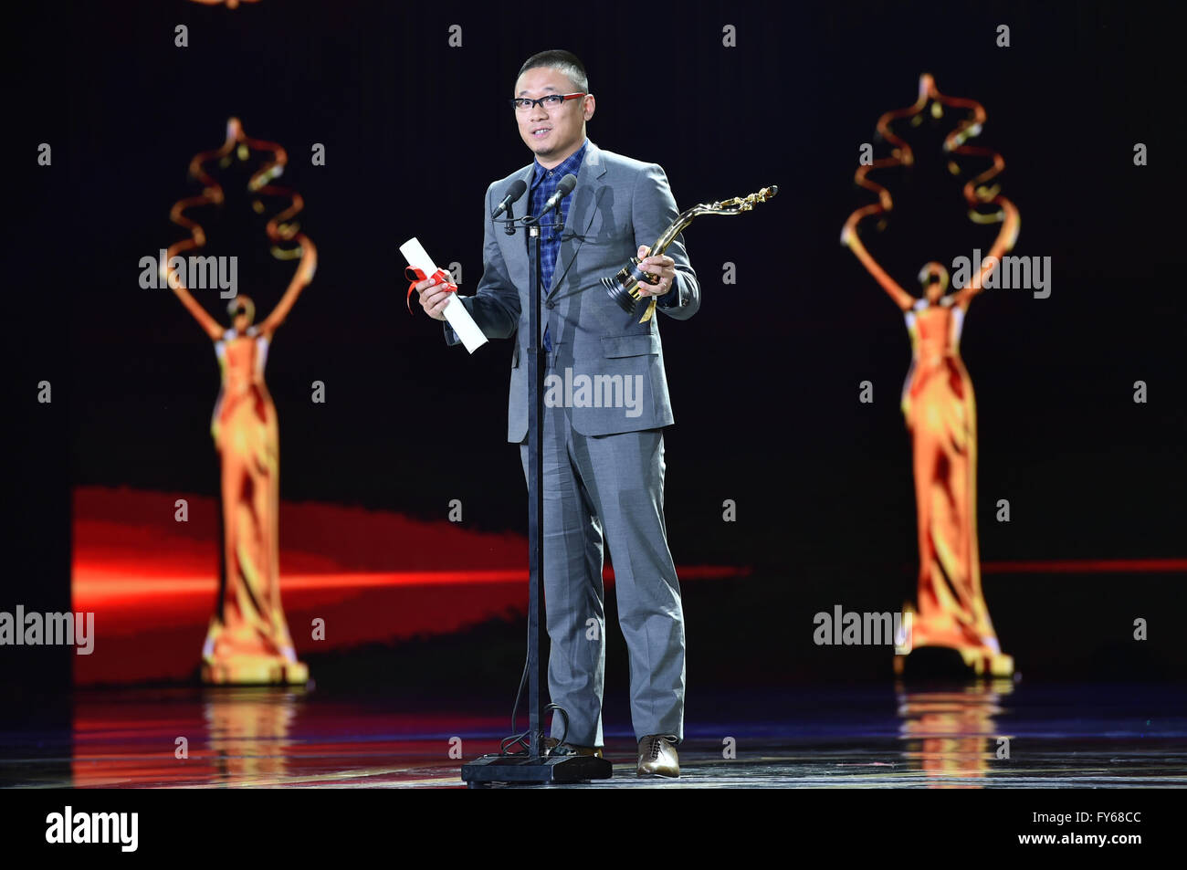 Beijing, Chine. Apr 23, 2016. Han Yan directeur reçoit le Prix Tiantan des meilleurs effets visuels pour le compte du film 'Va-t-en ! Monsieur l'tumeur à la cérémonie de clôture du 6ème Festival International du Film de Beijing (BJIFF) à Beijing, capitale de Chine, le 23 avril 2016. Crédit : Li Xin/Xinhua/Alamy Live News Banque D'Images