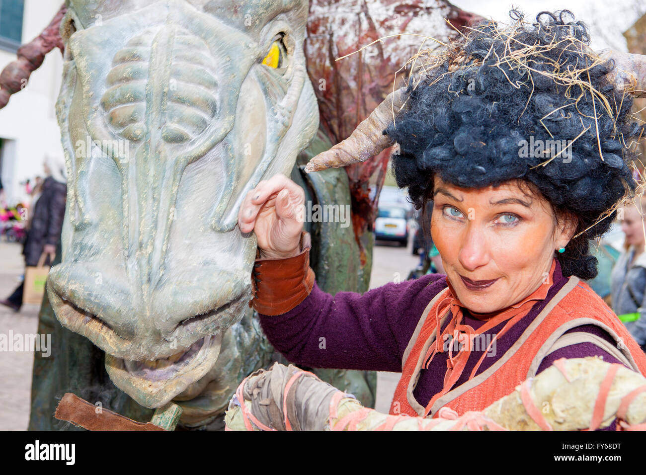 Le jour de rue George, le samedi 23 avril. Blackburn, Lancashire, UK 'ici être Dragons' événement dans le Mall, Blackburn et du marché sur la cathédrale, les gens étaient invités à suivre la piste de dragons vivent avec le théâtre de rue et des spectacles musicaux de taille humaine de différents acteurs de marionnettes de théâtre de renommée internationale à l'aide d'engins mécaniques étonnantes. Blackburn Business Improvement District (BID) appuie une gamme d'événements de grande envergure similaire dans le centre-ville de Blackburn en 2016. Credit : Cernan Elias/Alamy Live News Banque D'Images