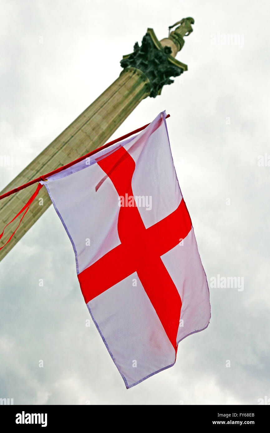 Londres, Royaume-Uni. 23 avril 2016. Drapeaux anglais au St George's Day célébrations à Trafalgar Square, Londres, Angleterre. Crédit : Paul Brown/Alamy Live News Banque D'Images