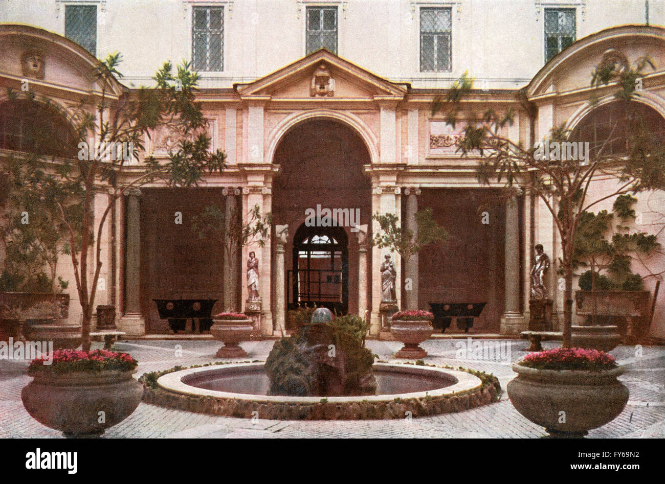 Le Cortile del Belvedere ou la cour du Belvédère, Palais du Vatican ...