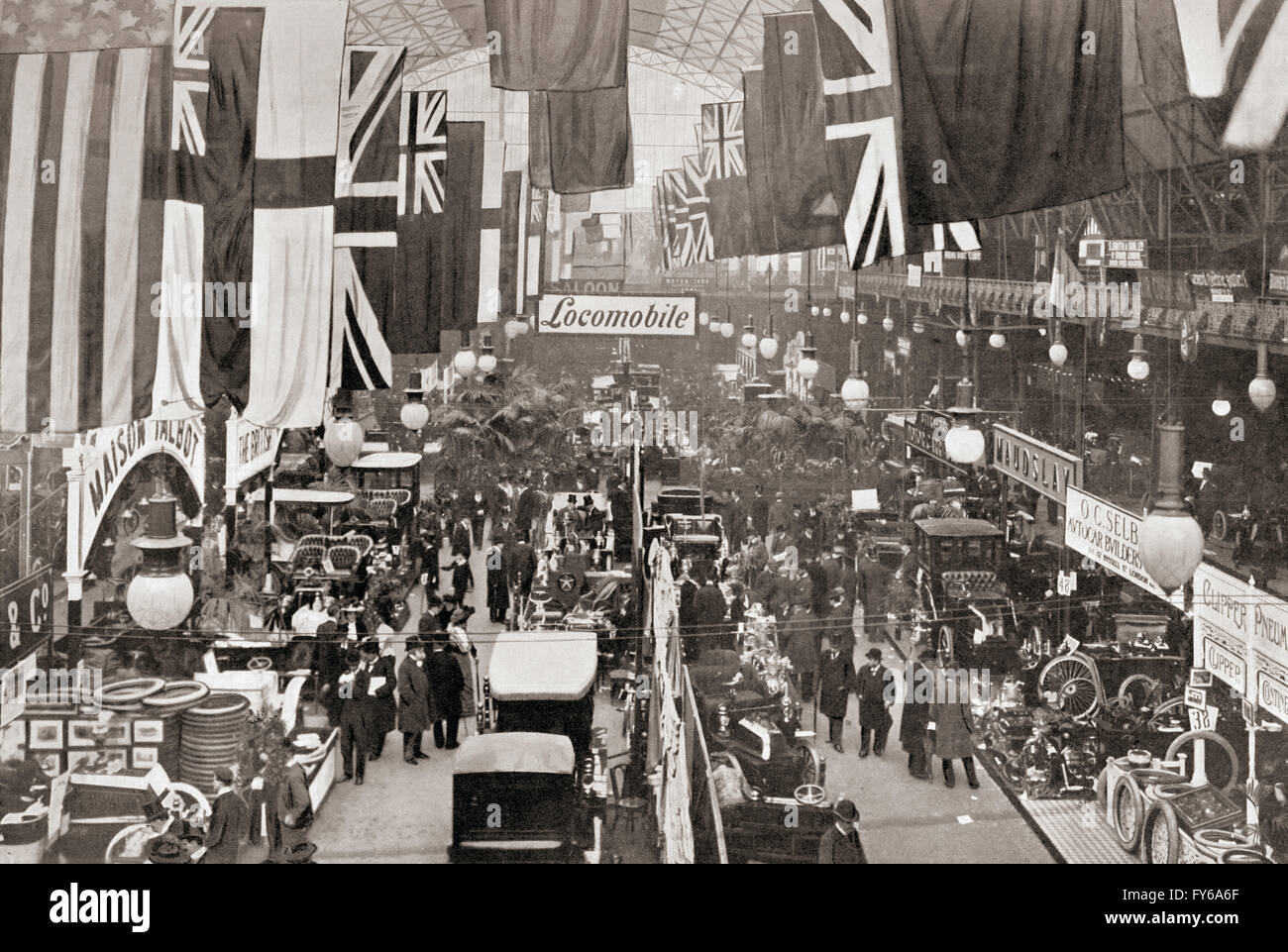 Une exposition d'automobiles dans l'Agricultural Hall, Islington, Londres, Angleterre c. 1903. Banque D'Images