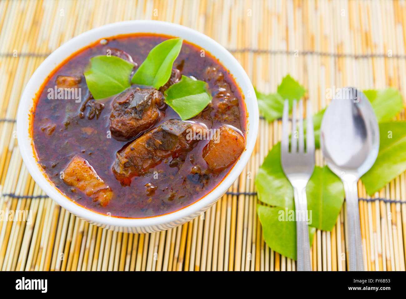 La cuisine thaï curry de porc Chamuang sur bambou Banque D'Images