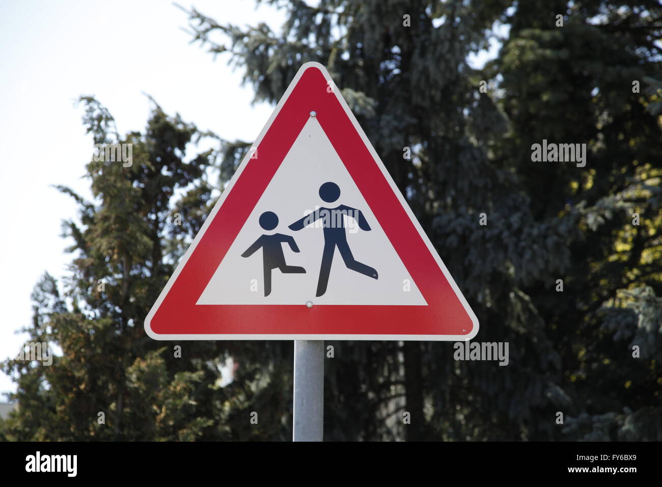 Attention enfants jouant sign Banque D'Images