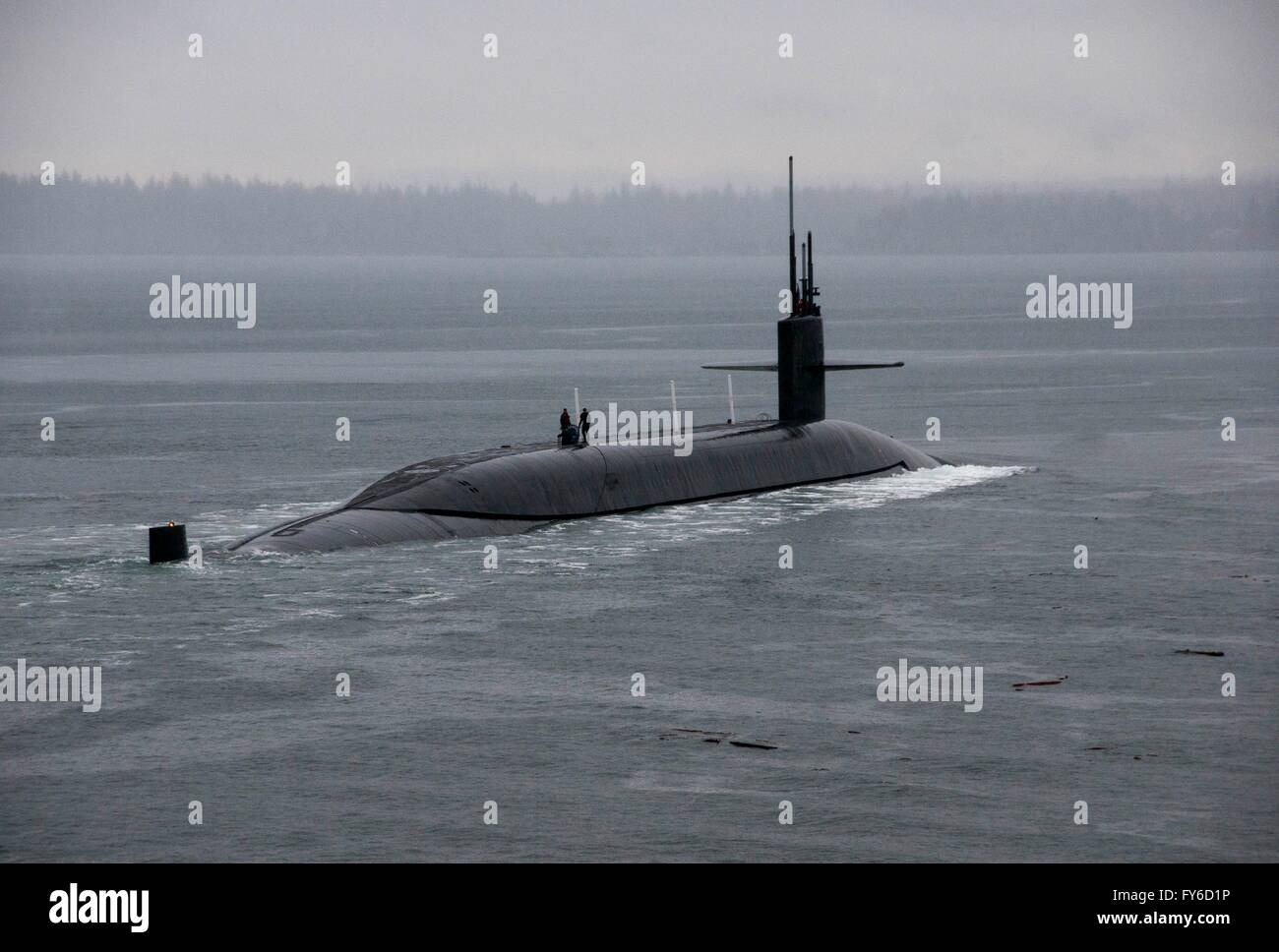 La Marine américaine de classe Ohio sous-marin USS Alabama quitte Base navale Kitsap-Bangor pour une patrouille de routine de dissuasion stratégique le 13 mars 2016 à Puget Sound, dans l'État de Washington. Le bateau a terminé récemment un 40 mois Révision de ravitaillement d'ingénierie, ce qui prolongera la vie du sous-marin pour un autre 20 ans. Banque D'Images