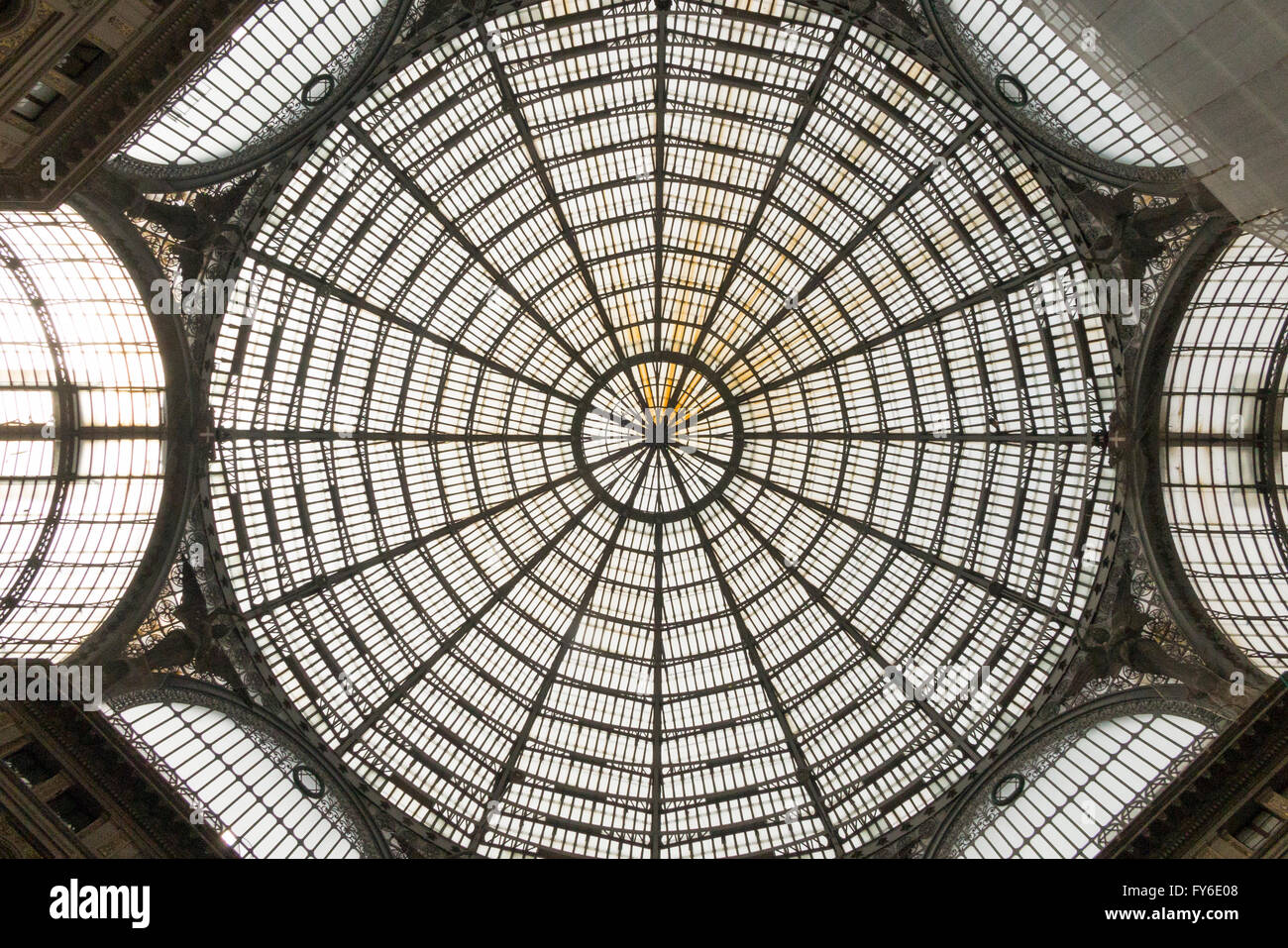Toit en verre de la Galleria Umberto I, Naples, Italie. Partie de la toiture est maintenue / restauré - vu d'échafaudages Banque D'Images