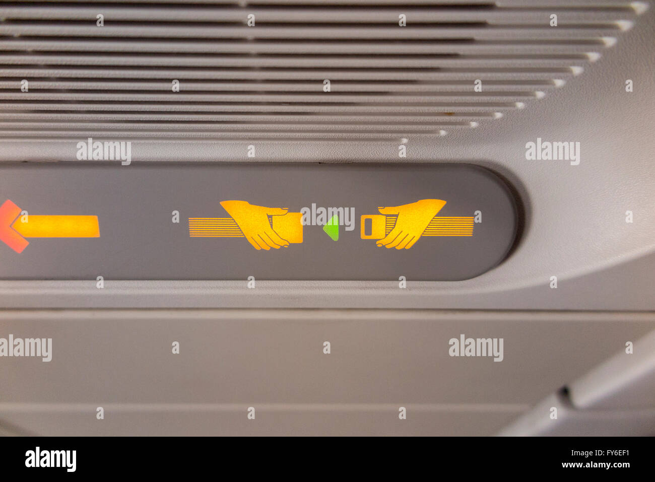 Avion attacher la ceinture de sécurité / ceinture' lumineuses éclairées et  éclairés pendant un vol en avion A319 / avion / avion Photo Stock - Alamy