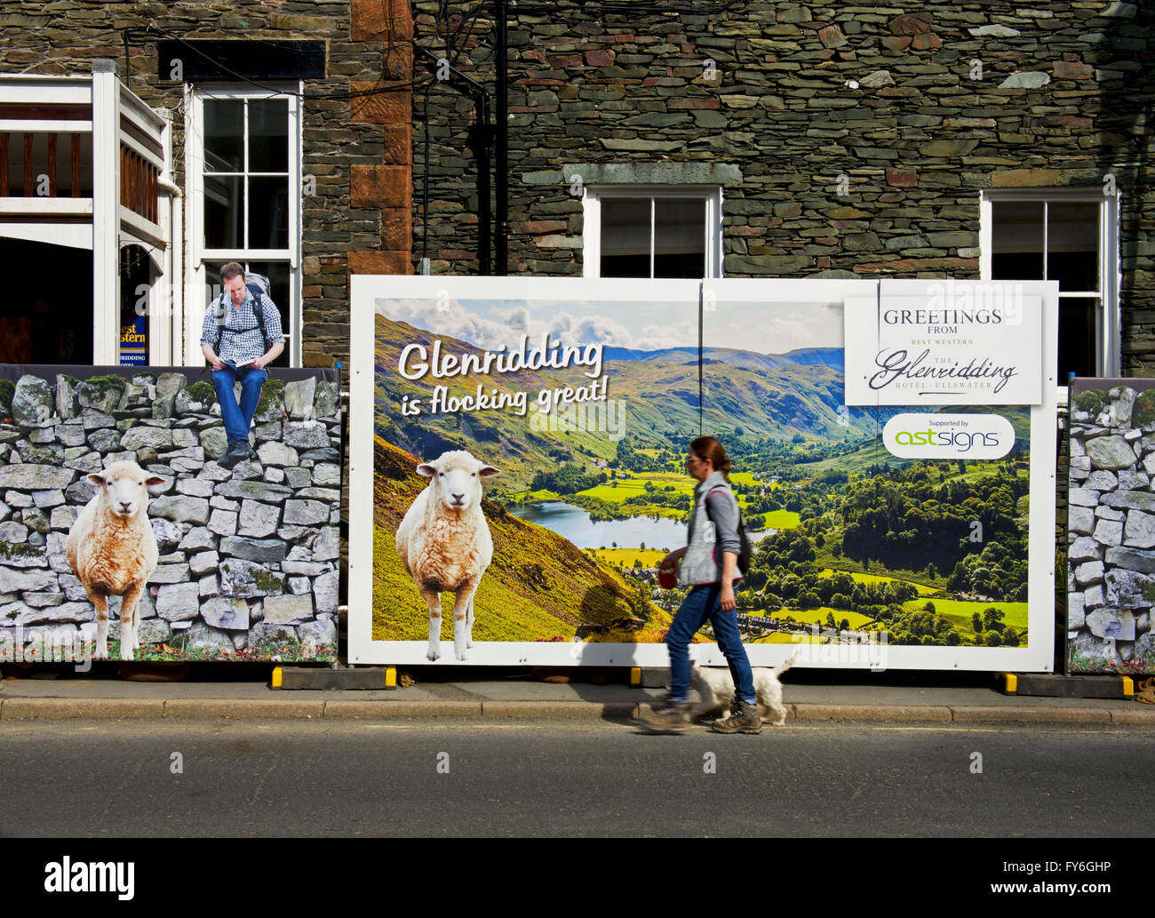 Homme marchant passé érigés en face de l'hôtel Royal, Shap, Parc National de Lake District, Cumbria, Angleterre, Royaume-Uni Banque D'Images