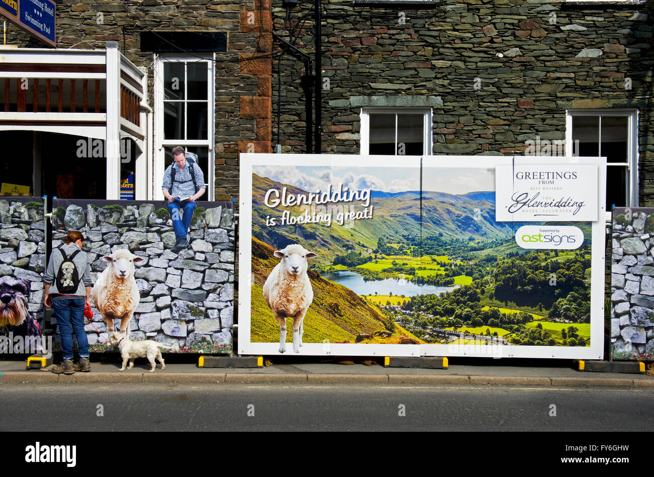 Homme marchant passé érigés en face de l'hôtel Royal, Shap, Parc National de Lake District, Cumbria, Angleterre, Royaume-Uni Banque D'Images