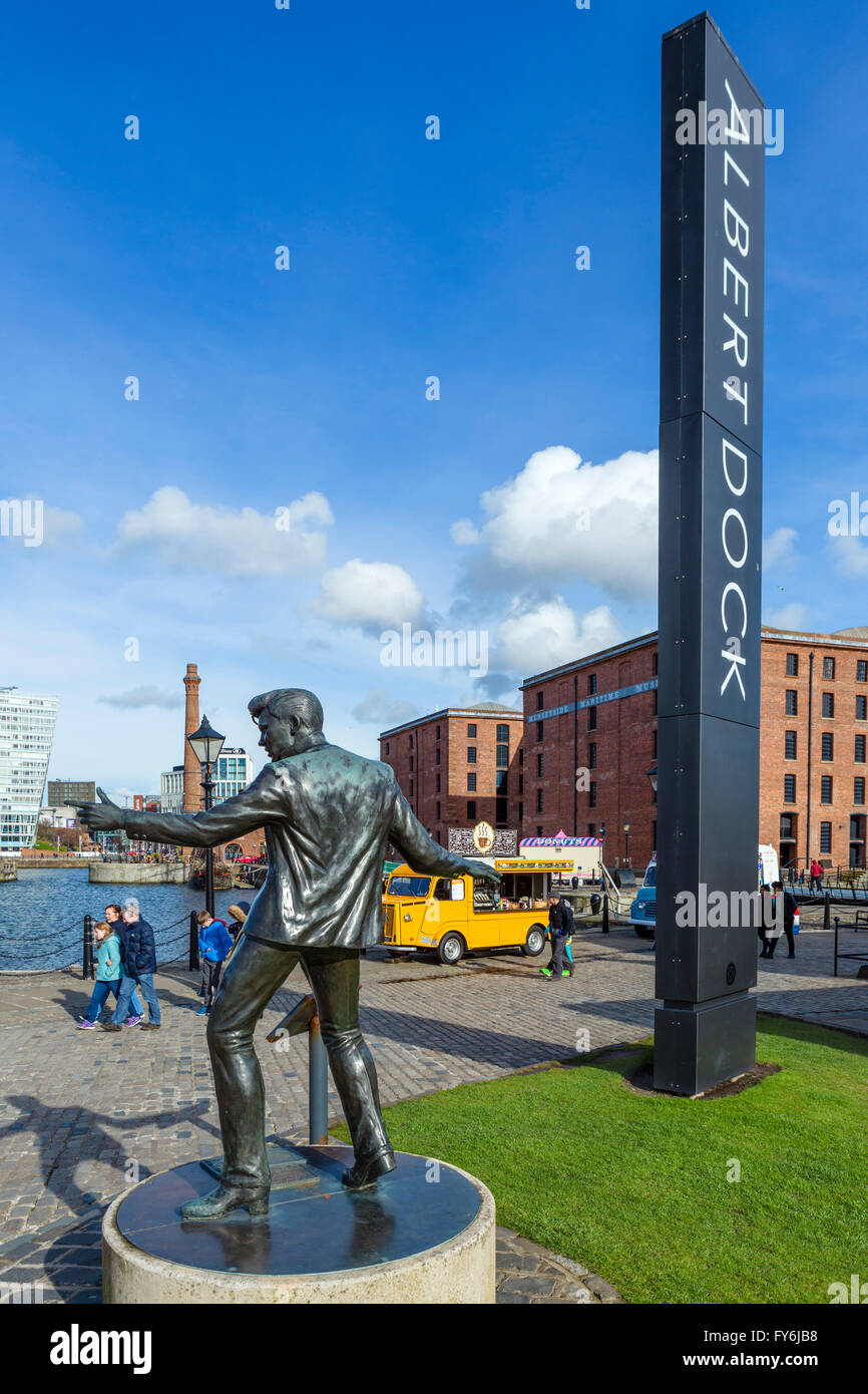 Albert Dock avec statue de singer Billy Fury dans l'avant-plan, Liverpool, Merseyside, England, UK Banque D'Images