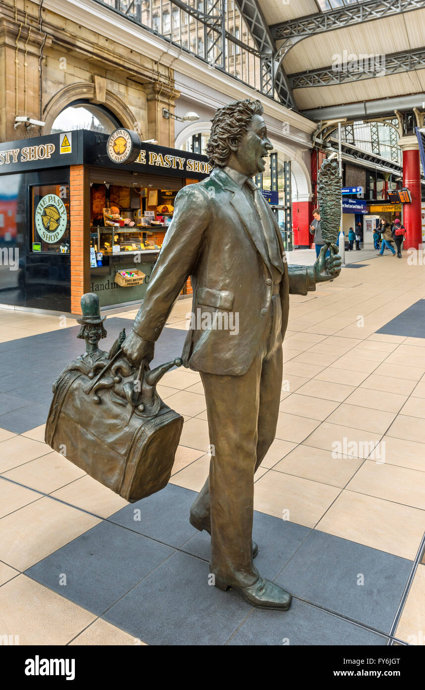 Réunion 'Chance' statue de l'artiste Ken Dodd par le sculpteur Tom Murphy, la gare de Lime Street, Liverpool, Merseyside, Royaume-Uni Banque D'Images