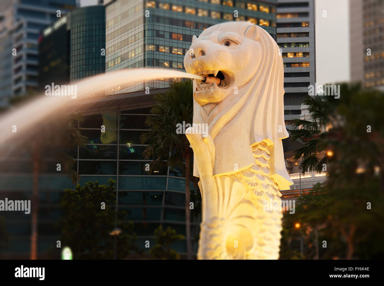 Singapour.Vue sur le Merlion, statue qui est traditionnel dans l'ouest heraldy créature qui dépeint une créature avec une tête de lion Banque D'Images