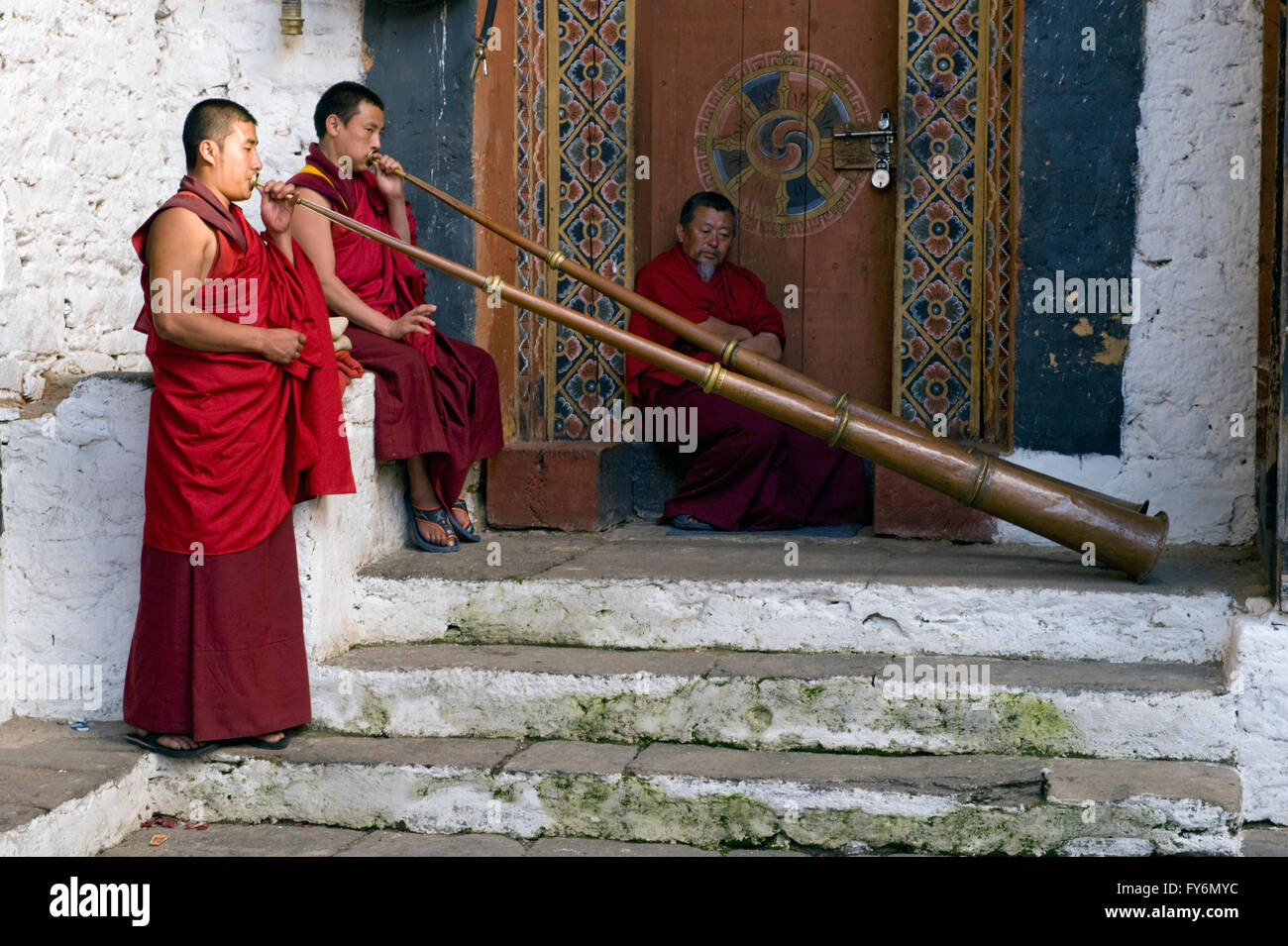 Les moines jouer des cornes, Trongsa Dzong, le Bhoutan Banque D'Images