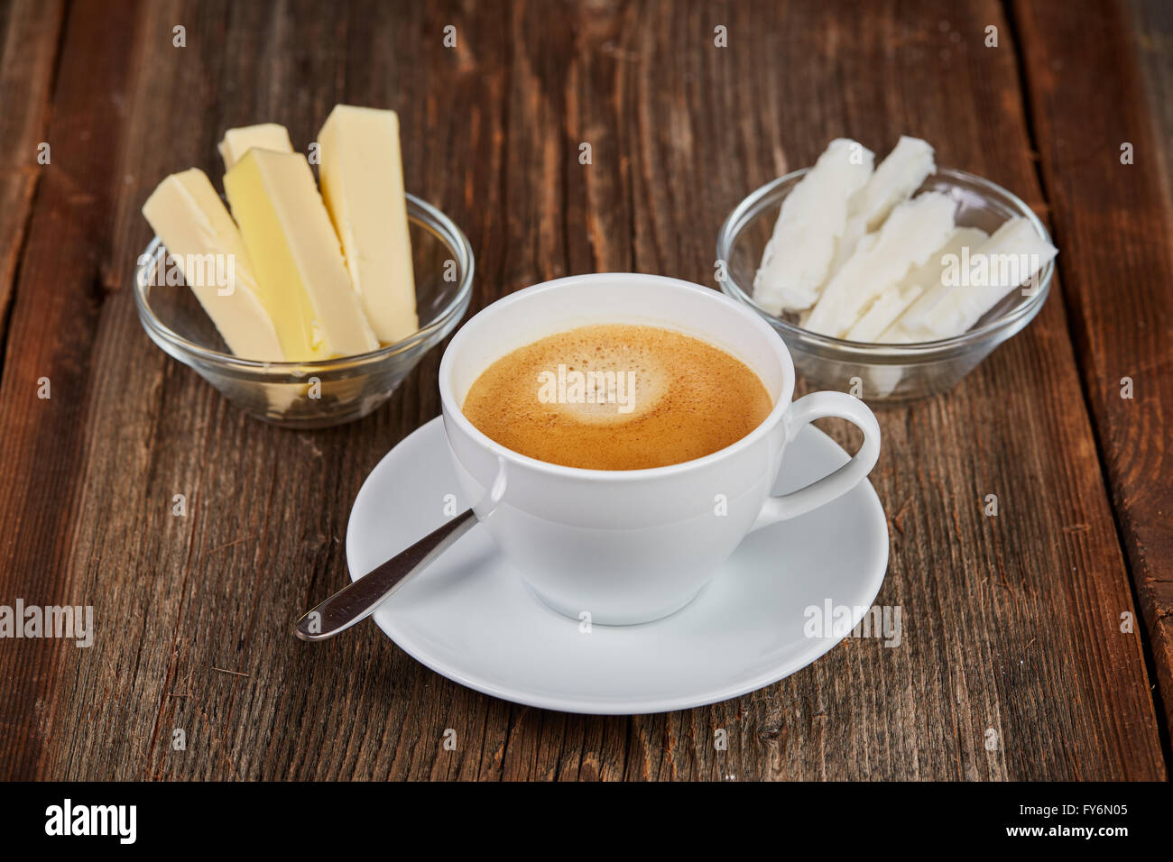 Le café, le beurre et l'huile de noix de coco pour bulletproof café sur une table en bois brun Banque D'Images
