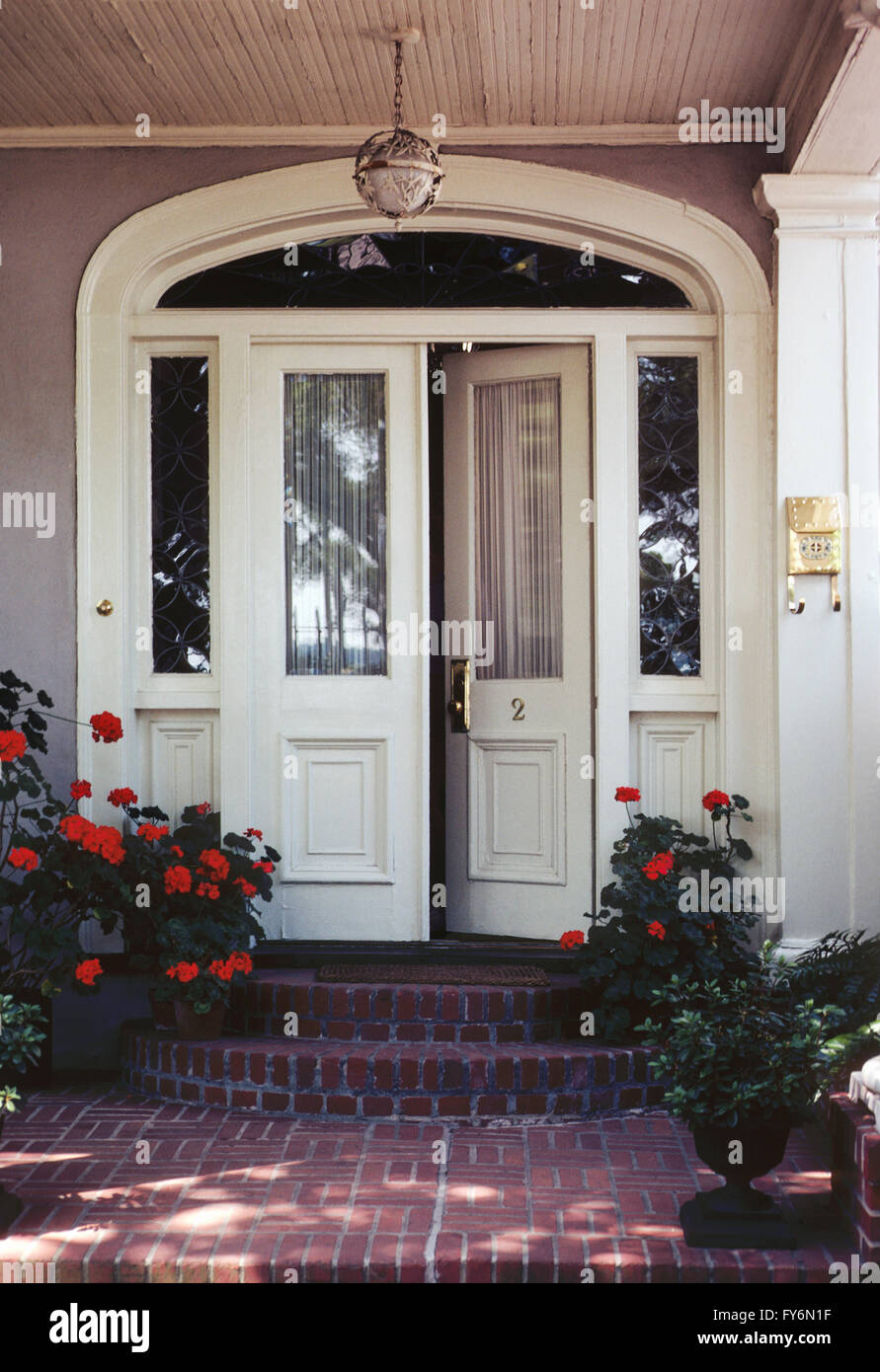 La double porte en bois avec des fenêtres en verre gravé et pièces en cuivre ; vieille maison en centre-ville de Charleston, Caroline du Sud, USA Banque D'Images