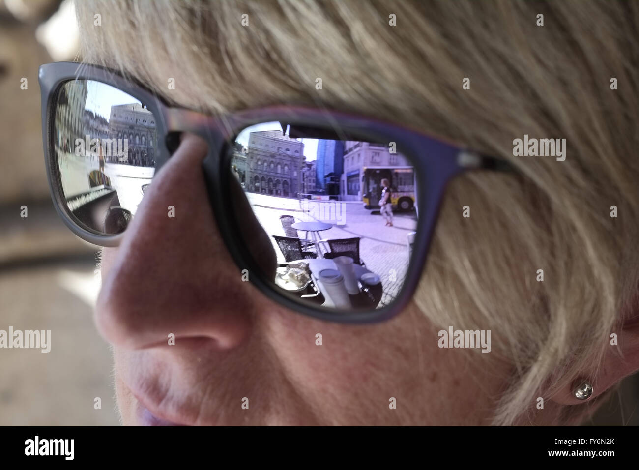 Une femme portant des lunettes miroir Banque D'Images