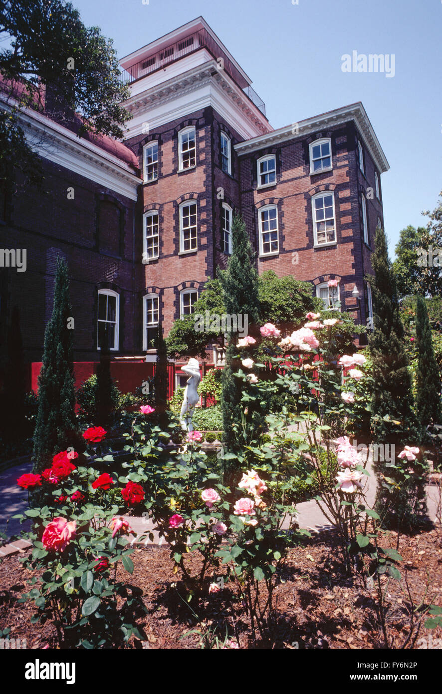 Vue extérieure du jardin de roses ; historic Nathaniel Russell House ; C 1809 ; Charleston, Caroline du Sud : USA Banque D'Images