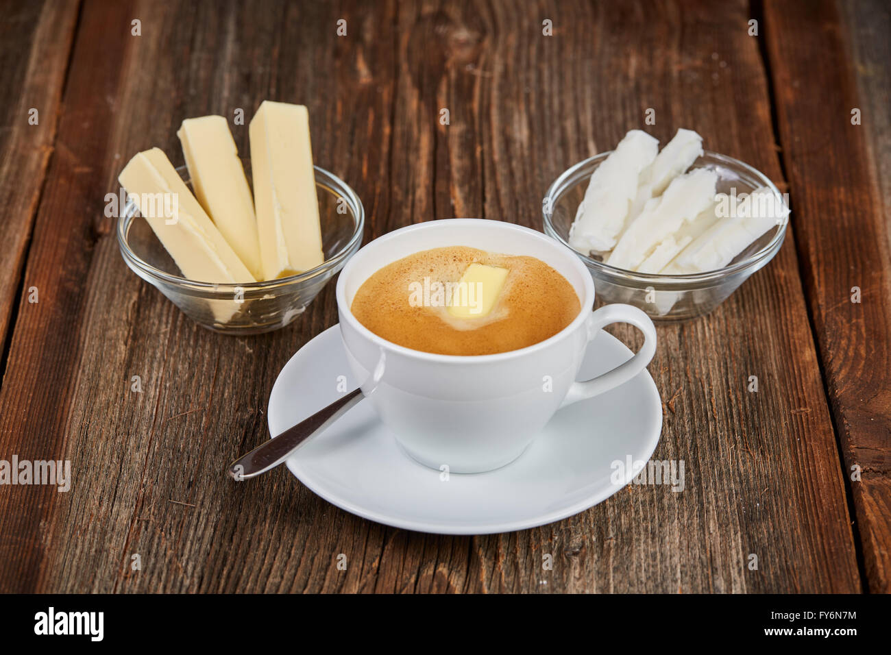 Le café, le beurre et l'huile de noix de coco pour bulletproof café sur une table en bois brun Banque D'Images