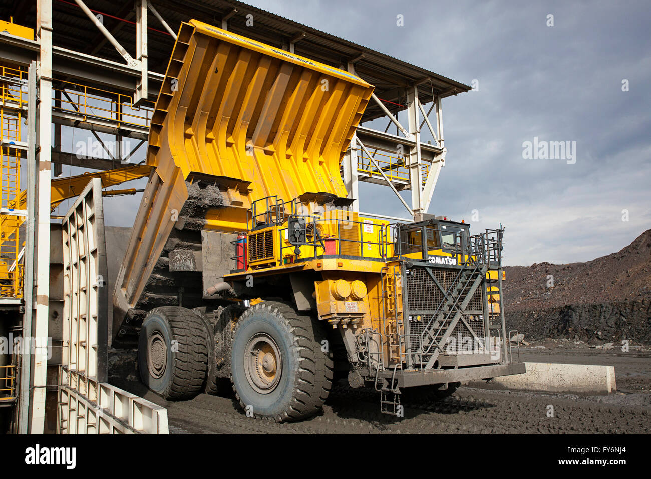 Grand dump truck dumping en minerai de cuivre concasseur géant Banque D'Images