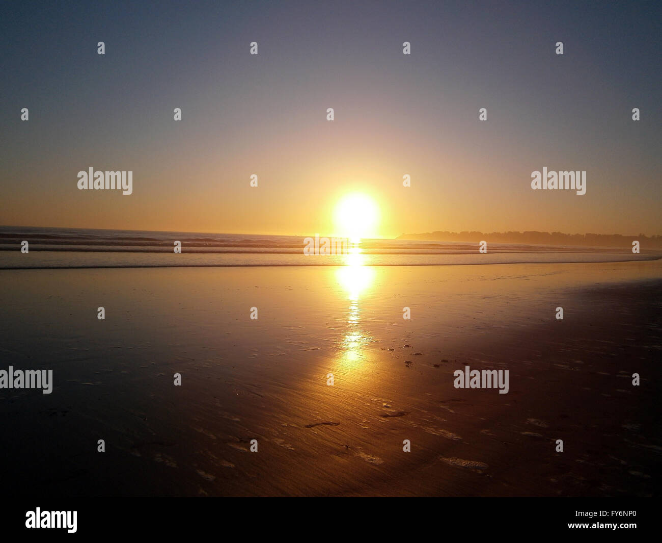 Coucher du soleil sur l'épique reflète l'océan et la plage sur un ciel clair vide journée à Stinson Beach, en Californie. Banque D'Images