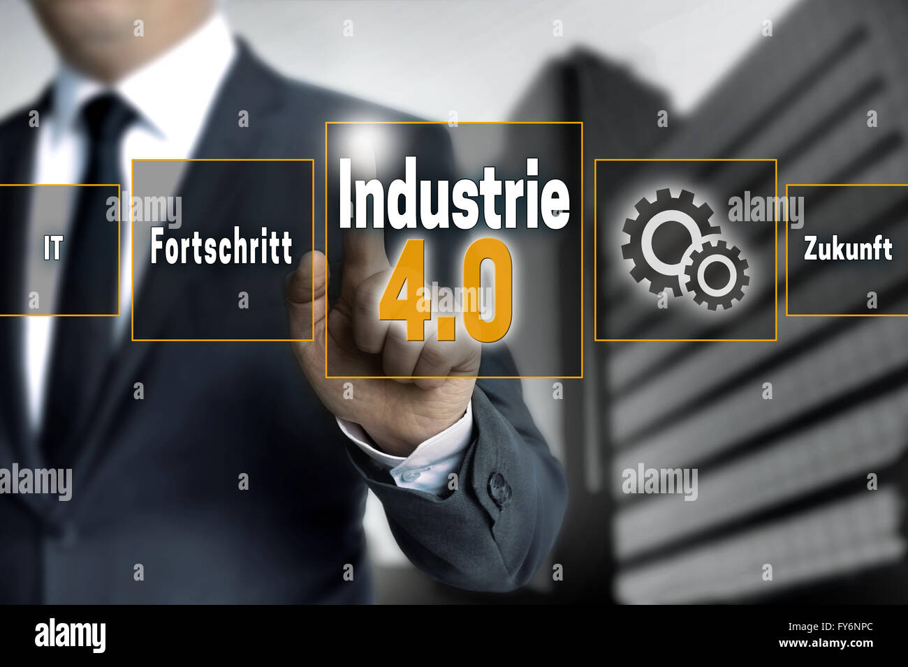 Industrie 4.0 dans l'industrie allemande l'écran tactile est exploité par l'homme d'affaires l'arrière-plan. Banque D'Images