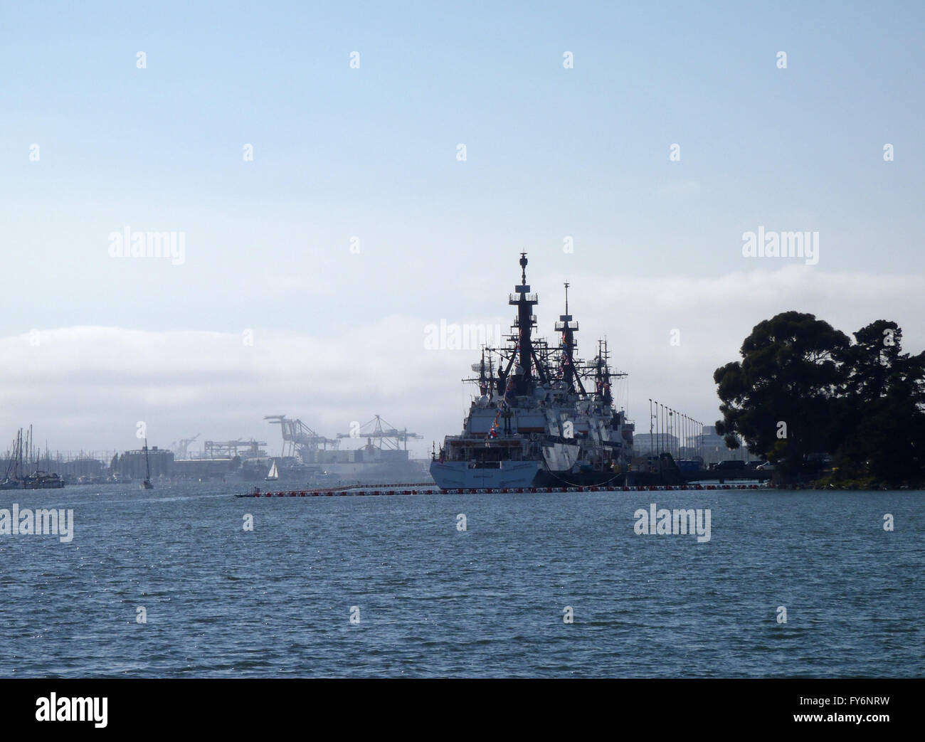 Les bateaux de la Garde côtière américaine s'asseoir à quai dans le port d'Oakland en Californie. Banque D'Images