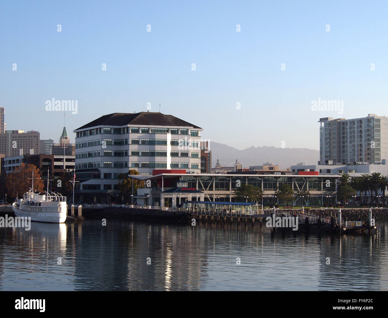 Le terminal de ferry du port d'Oakland pier et bateau blanc à Jack London square with cityscape en arrière-plan en Californie., USA. Banque D'Images