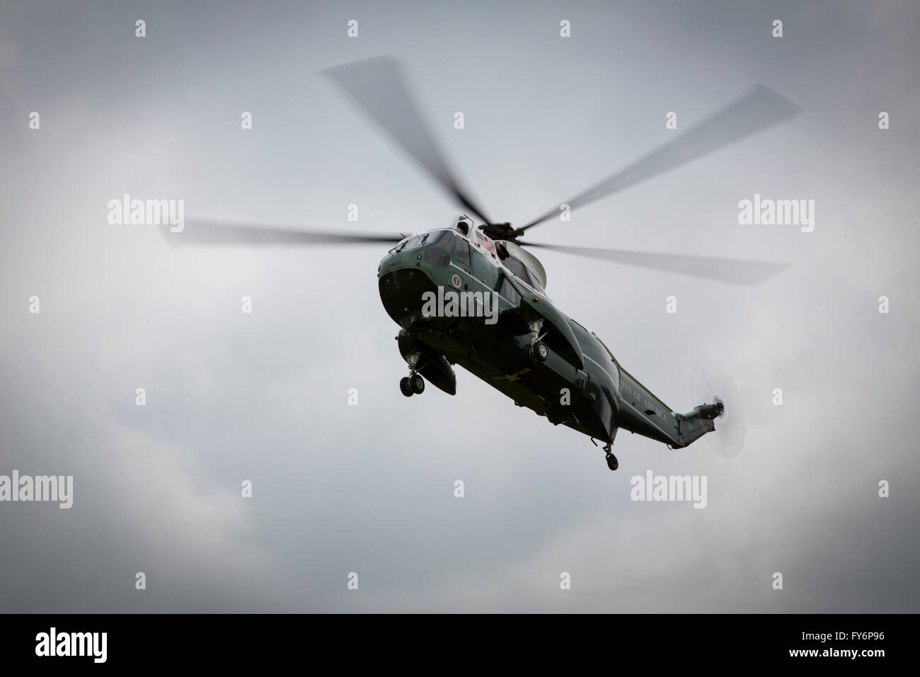 Un marin un VH-3D hélicoptère Sea King transportant le Président des Etats-Unis, à l'atterrissage à Château de Windsor au Royaume-Uni Banque D'Images