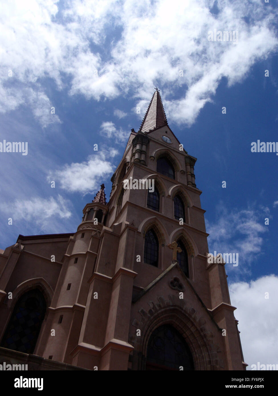 L'église paroissiale de nuages et ciel de Nice à San Jose, Costa Rica. Banque D'Images