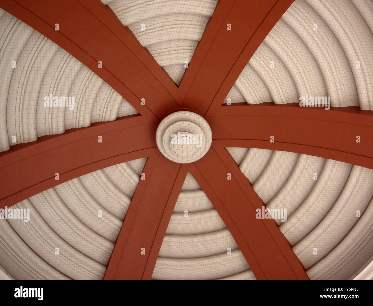 Face inférieure du dôme avec motif de cercles et de grandes arches rouges menant vers le centre d'un filet de protection contre les oiseaux. Dans San Jo Banque D'Images