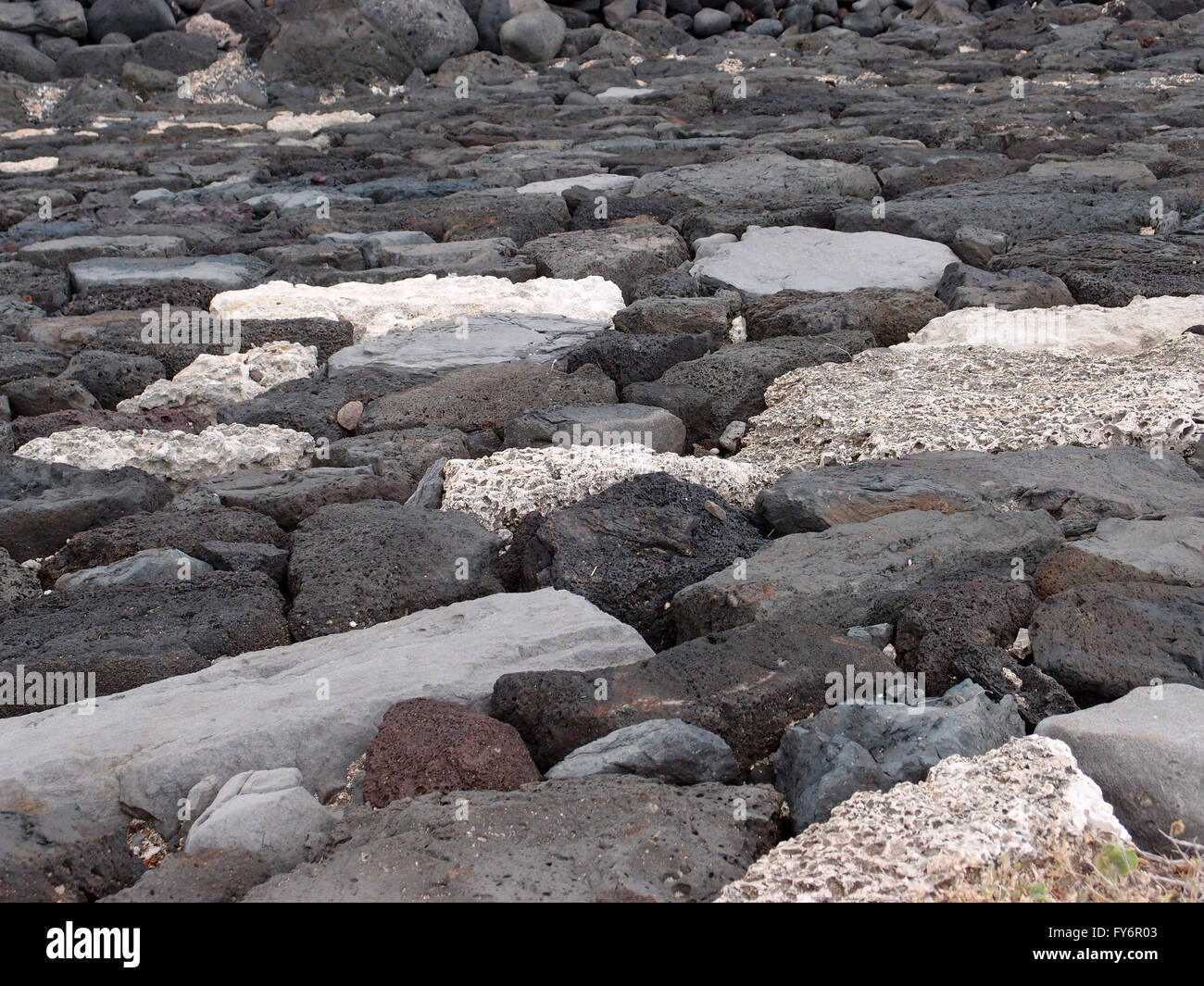 Modèle mur pierre de lave avec une variété de couleurs de roches. Banque D'Images