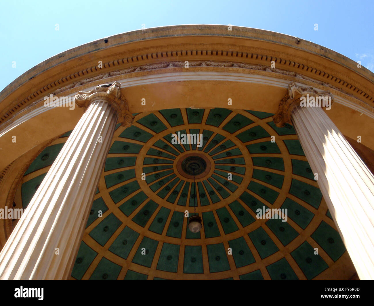 Dôme de rim avec motif de cercles dans un style colonial espagnol dans une Plaza de San José, Costa Rica. Banque D'Images