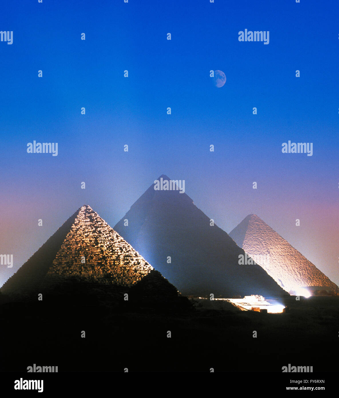 Au cours de la lune allumé pyramides de Gizeh, Le Caire, Egypte Banque D'Images