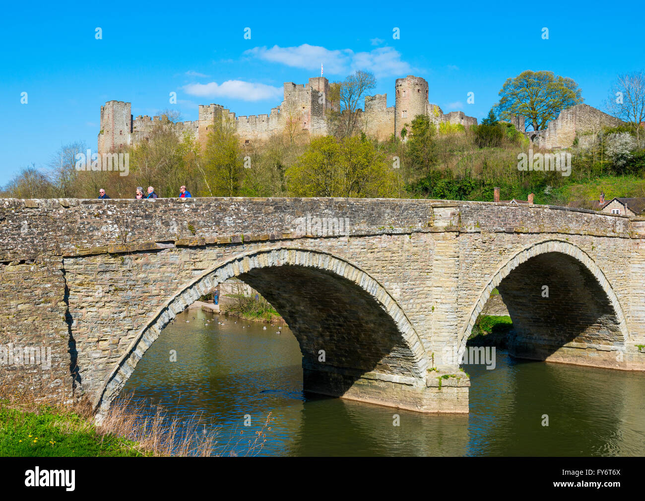 Ludlow Castle surplombant Dinham Pont et rivière teme, Shropshire, England, UK. Banque D'Images