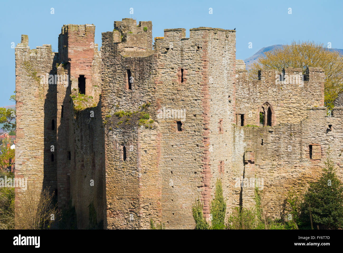 Les murs extérieurs de Ludlow Castle vu de Whitcliffe commun dans le Shropshire, England, UK. Banque D'Images