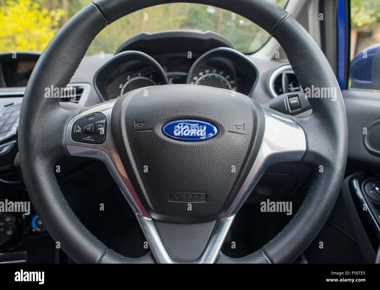 Close-up d'un volant d'une Ford Fiesta, voiture. Banque D'Images