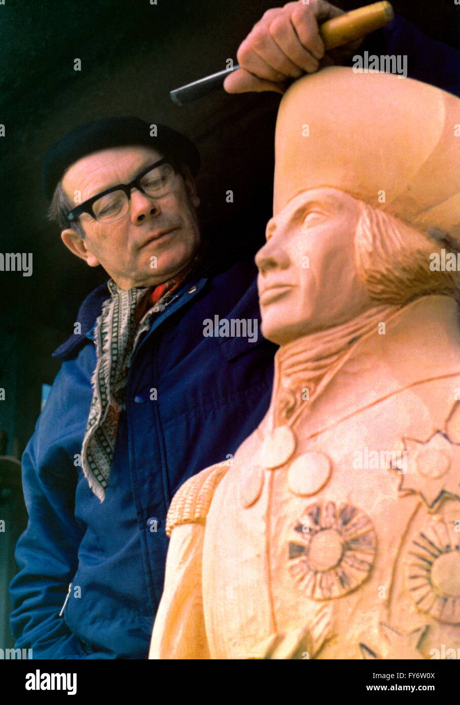 AJAXNETPHOTO. Décembre 15th, 1970. Grandeur nature - NELSON - JACK WHITEHEAD DE WOOTTON, I.O.W. Avec LA VIE DES MOYENNES DE PROUE DE NELSON IL EST SCULPTURE POUR UN CLIENT DE L'hôtel à Norwich. PHOTO:JONATHAN EASTLAND/AJAX REF:WHITEHEAD 701512 Banque D'Images