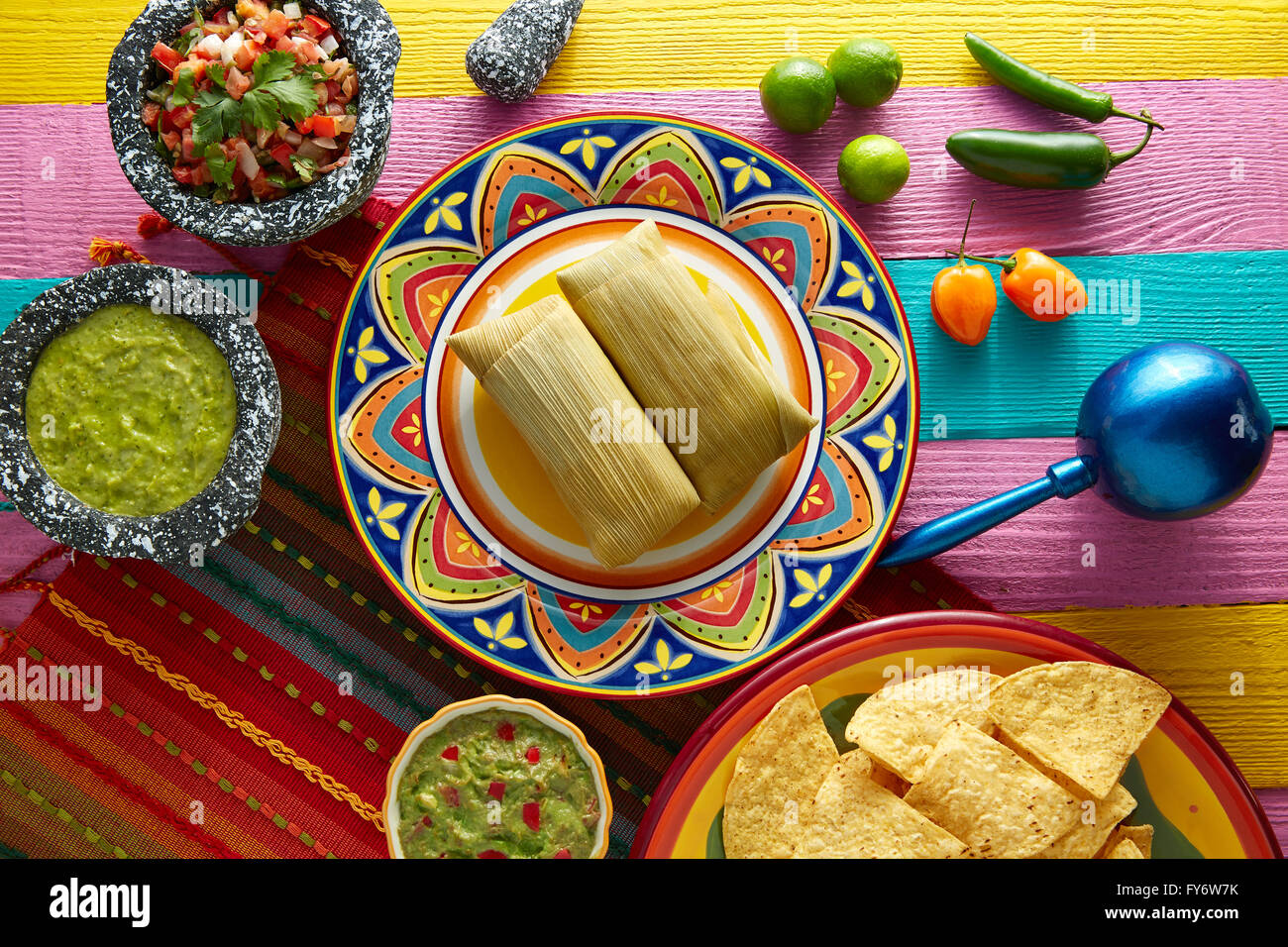 Tamales Tamale mexicain de feuilles de maïs au piment et sauces Banque D'Images