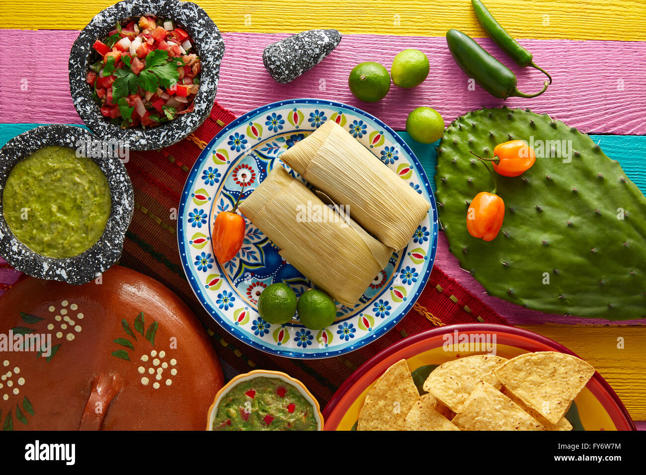 Tamales Tamale mexicain de feuilles de maïs au piment et sauces Banque D'Images