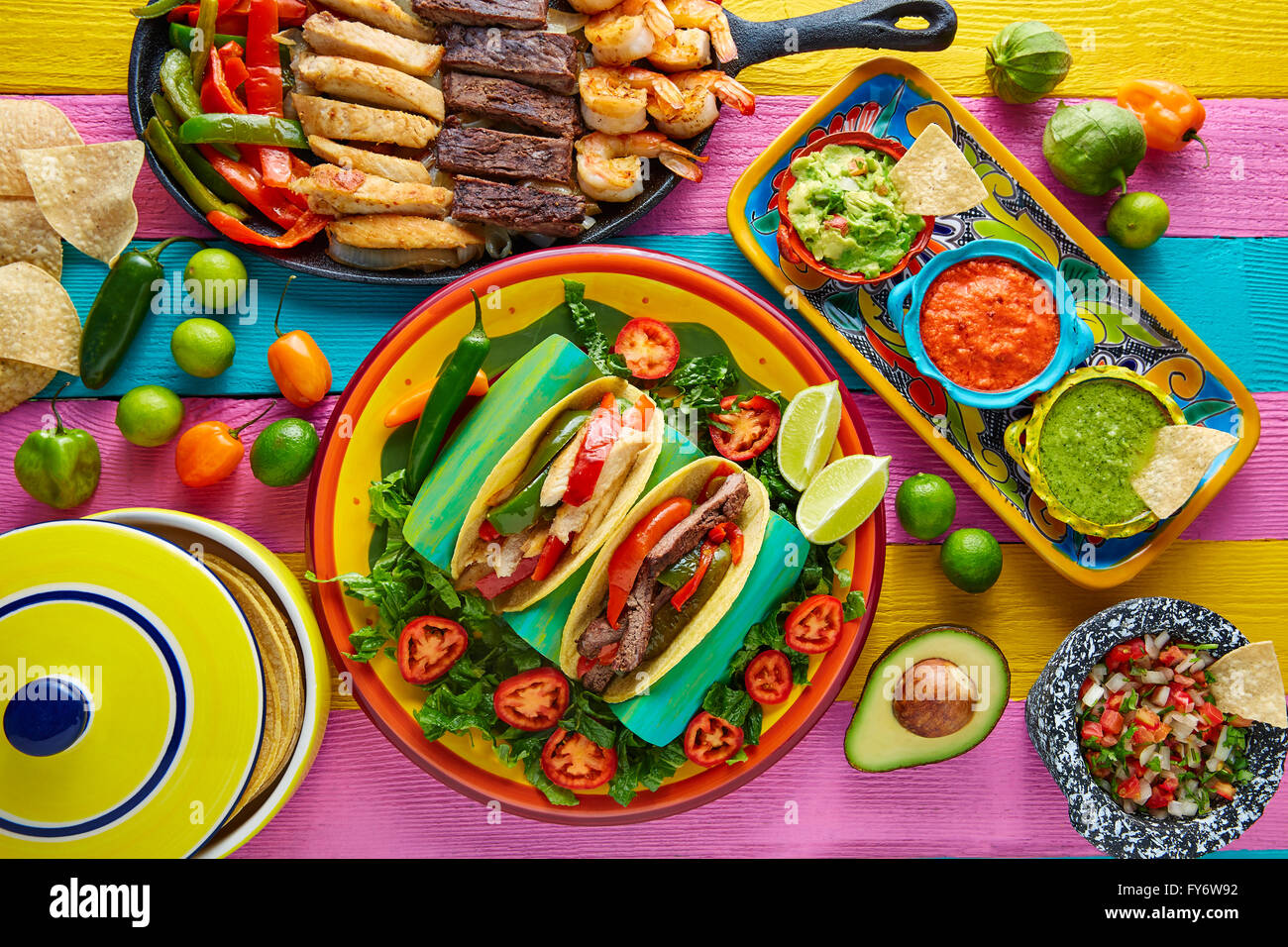 Fajitas au bœuf et poulet mexicain tacos dans le tableau coloré avec la sauce Banque D'Images