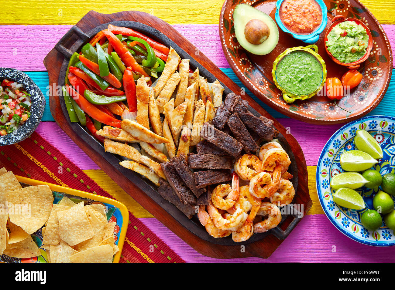 Combo mexicain boeuf fajitas au poulet et aux crevettes Banque D'Images