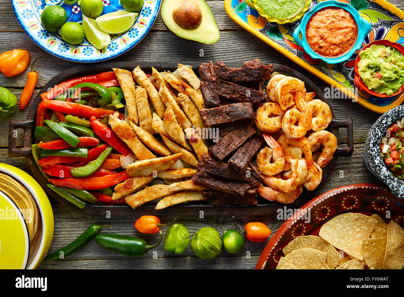 Combo mexicain boeuf fajitas au poulet et aux crevettes Banque D'Images