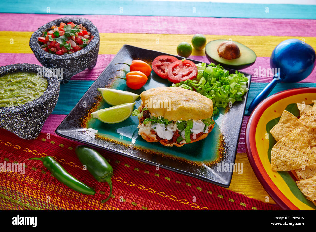 Gordita" Mexican fried puff taco maïs rempli de viande et de crème de laitue pasteur Banque D'Images