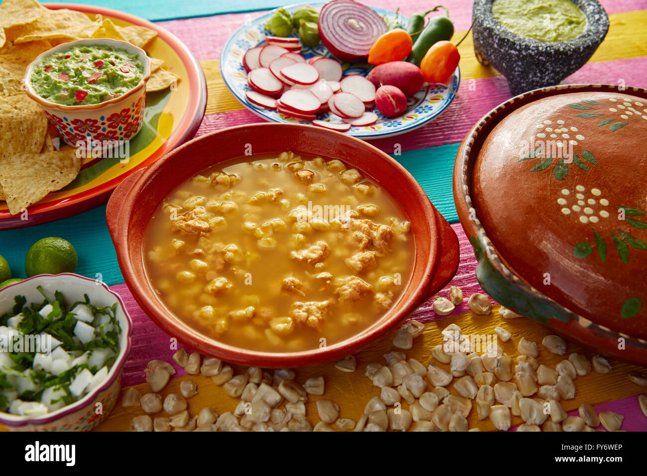 Pozole vert vert avec blanco mote le maïs et les ingrédients sur le tableau coloré Banque D'Images