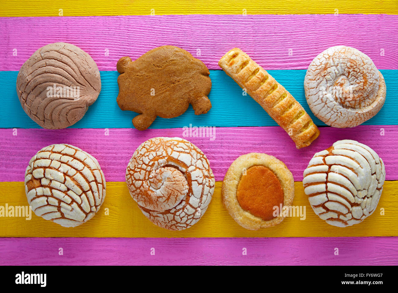 Pâtisseries mexicaines concha puerquito ojo buey dans un fond de bois colorés Banque D'Images