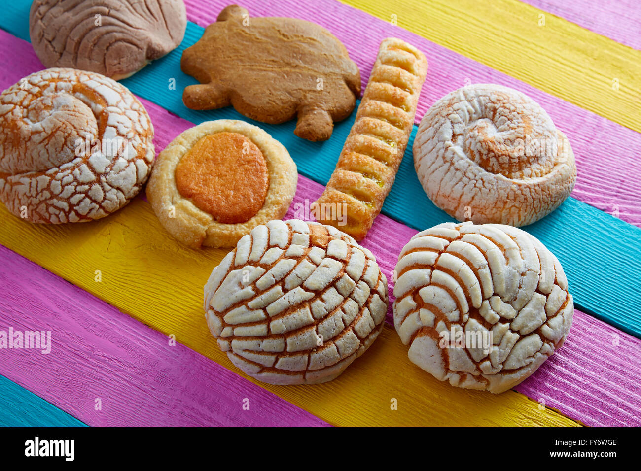 Pâtisseries mexicaines concha puerquito ojo buey dans un fond de bois colorés Banque D'Images