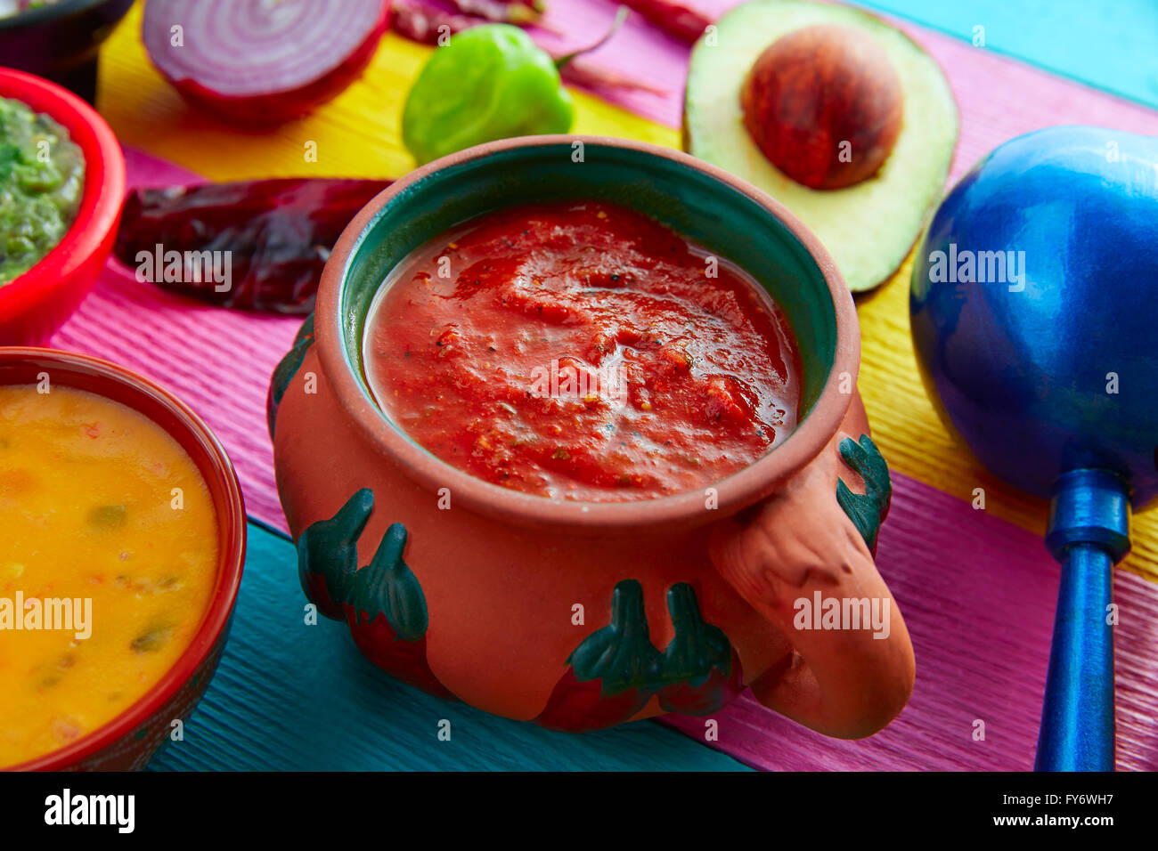 Sauce rouge mexicaine avec tomate Chili Peppers et ingrédients Banque D'Images