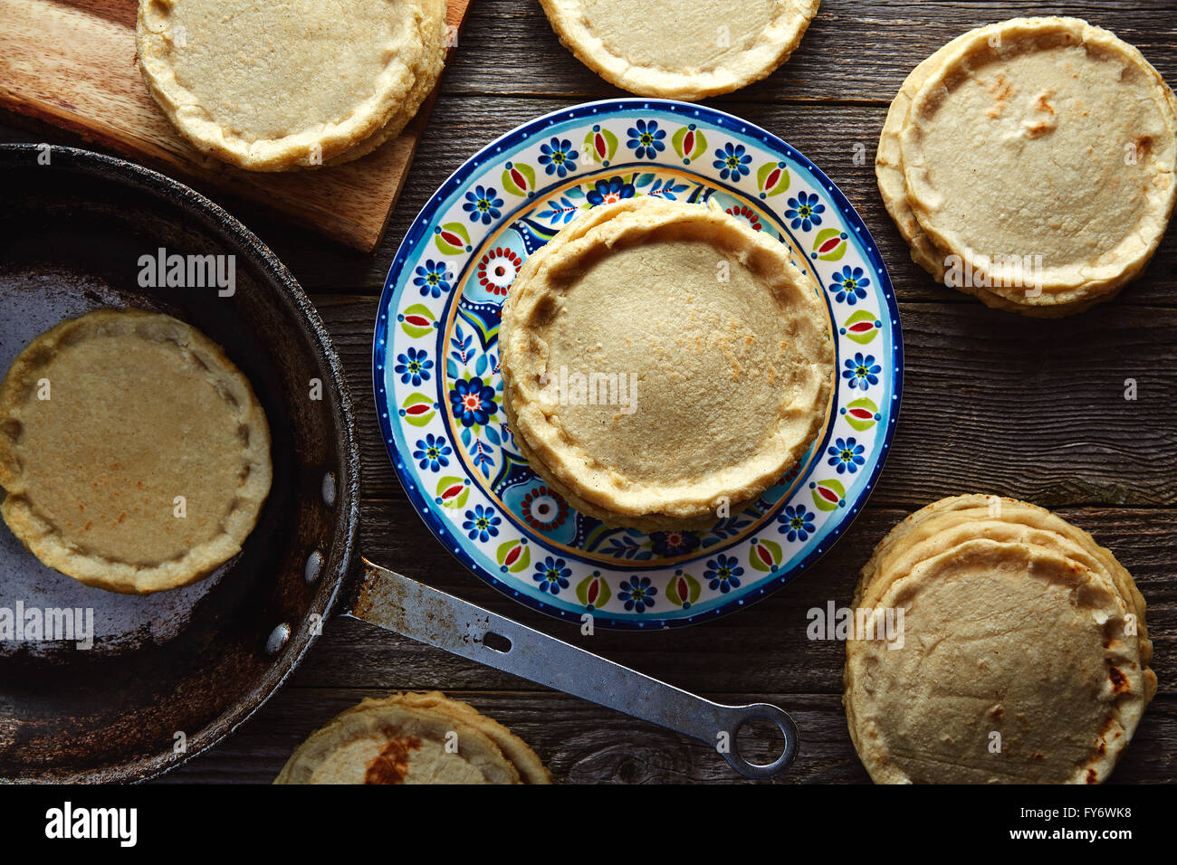 La cuisine traditionnelle mexicaine fait main Sopes maïs tortillas épaisses masa Banque D'Images