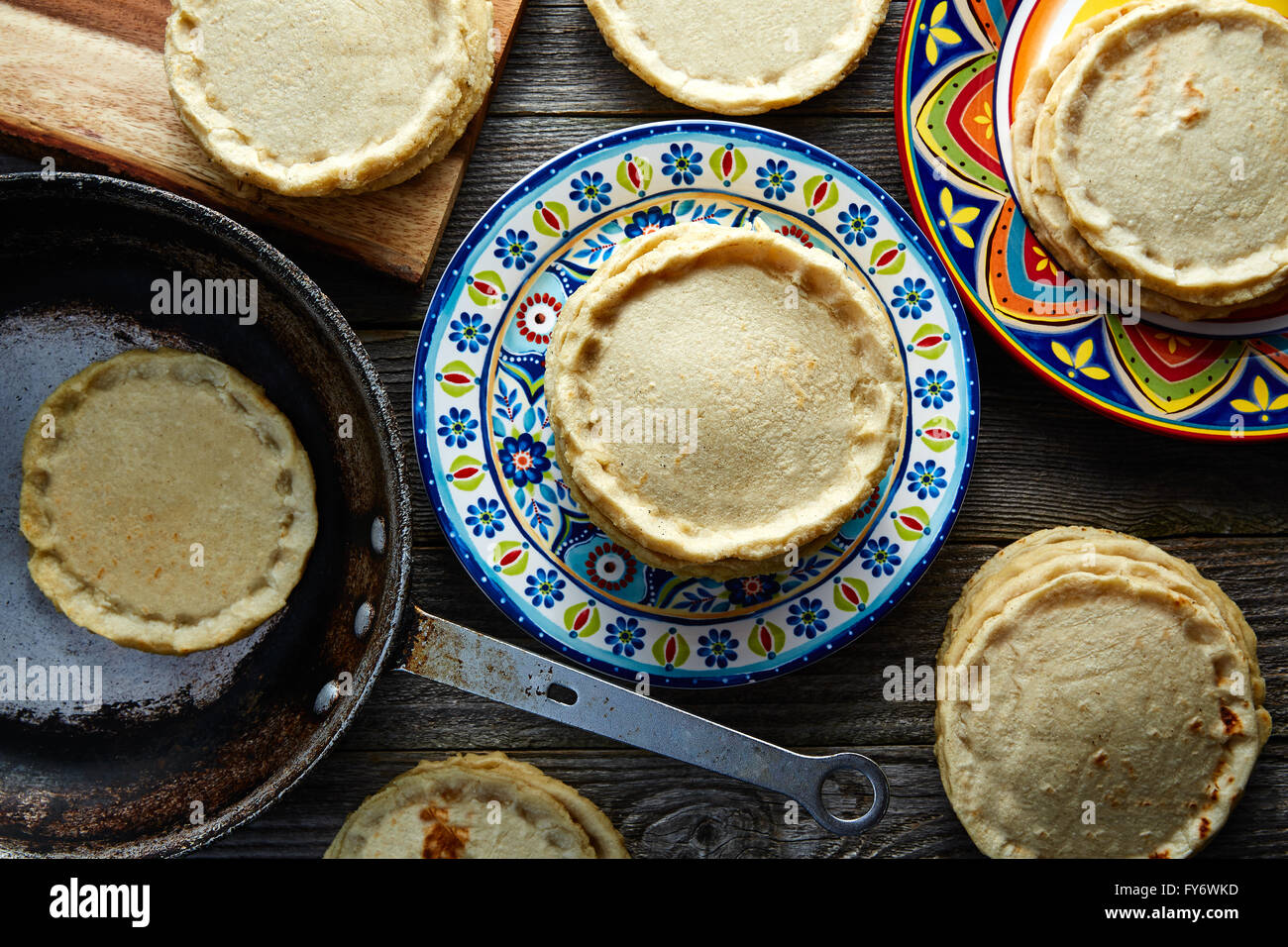 La cuisine traditionnelle mexicaine fait main Sopes maïs tortillas épaisses masa Banque D'Images