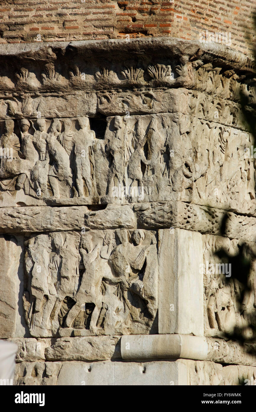 Fermer la vue de l'ornementation des panneaux sculptés sur les côtés de Kamara ou l'Arc de Galère. La ville de Thessalonique, Grèce. Banque D'Images