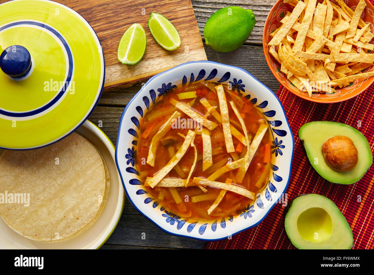 Soupe tortilla mexicaine et aguacate mexique coloré nourriture Banque D'Images